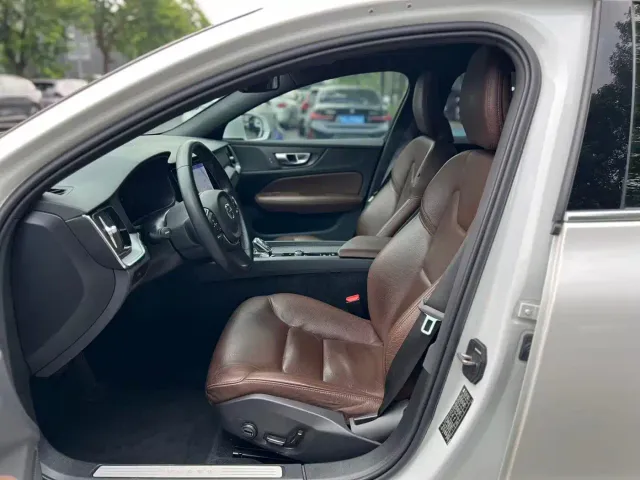 Volvo S60 — Фото автомобиля 6