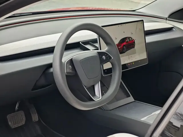 Tesla Model 3 — Фото автомобиля 4