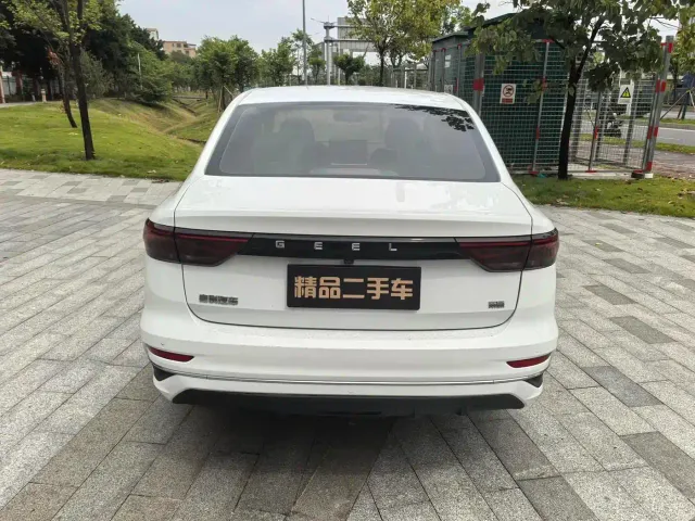 Geely Emgrand — Фото автомобиля 8
