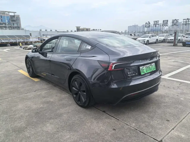 Tesla Model 3 — Фото автомобиля 3