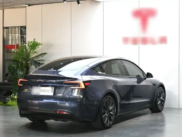 Tesla Model 3 — Фото автомобиля 5
