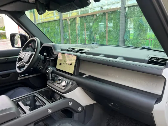 Land Rover Defender — Фото автомобиля 11