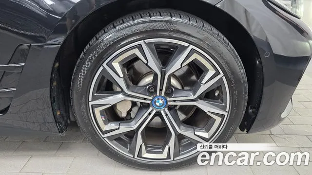 BMW i4 — Фото автомобиля 19