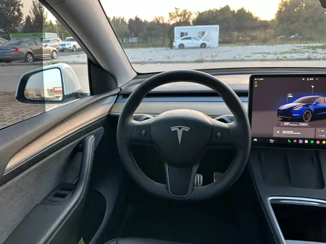 Tesla Model Y — Фото автомобиля 18