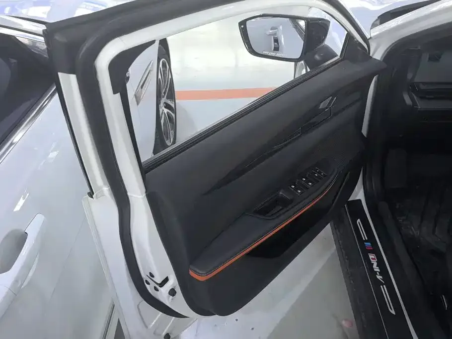 Changan Changan UNI-V 2022 1.5T Premium Model — Фото автомобиля 7