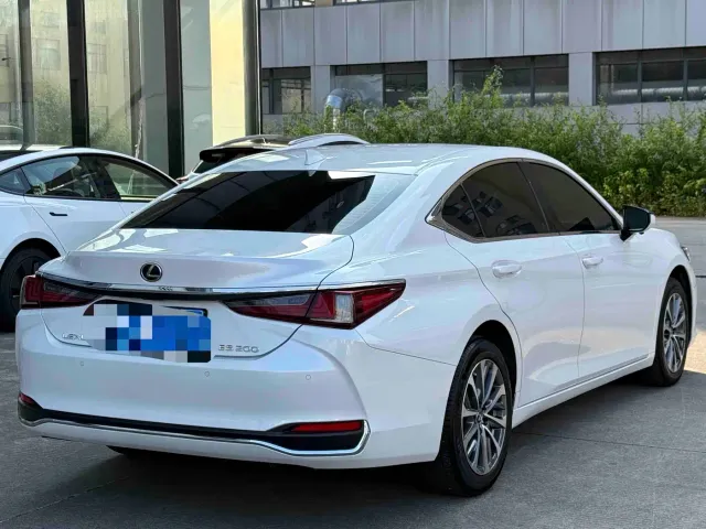 Lexus ES — Фото автомобиля 8