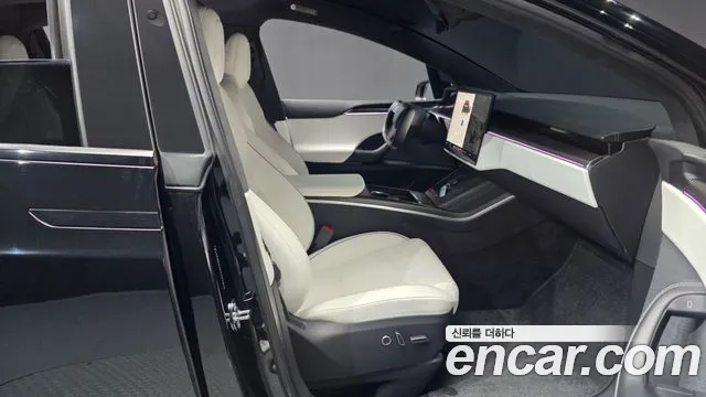 Tesla Model X — Фото автомобиля 11