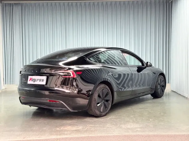 Tesla Model 3 — Фото автомобиля 9