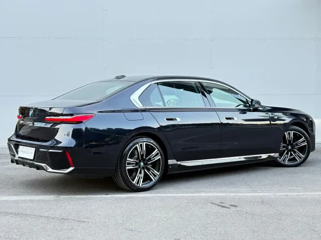 BMW i7 — Фото автомобиля 17