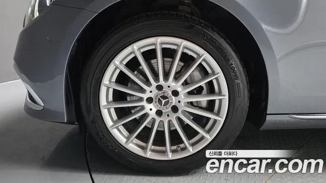 Mercedes-Benz E-Class — Фото автомобиля 5