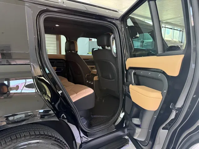 Land Rover Defender — Фото автомобиля 10