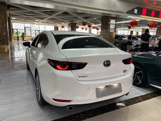Mazda Axela — Фото автомобиля 4