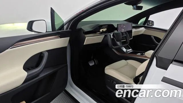 Tesla Model X — Фото автомобиля 10