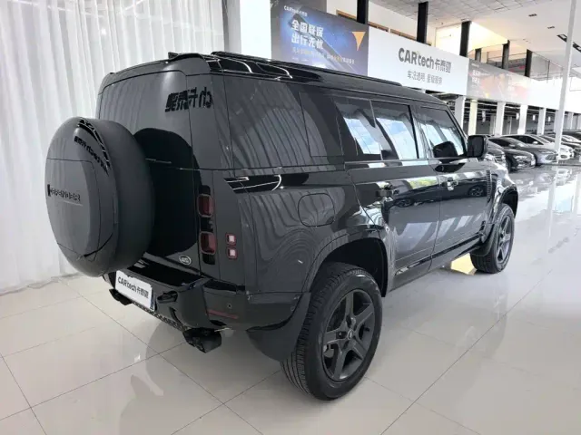 Land Rover Defender — Фото автомобиля 8