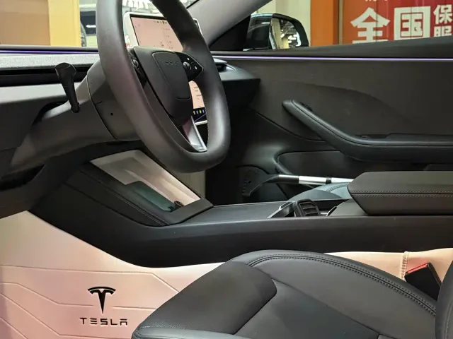 Tesla Model 3 — Фото автомобиля 15