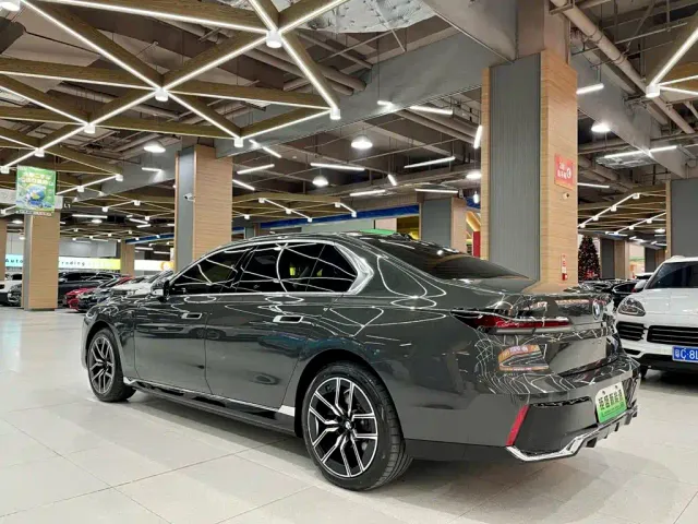 BMW i7 — Фото автомобиля 11