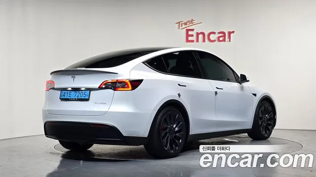 Фотография автомобиля — Tesla Model Y