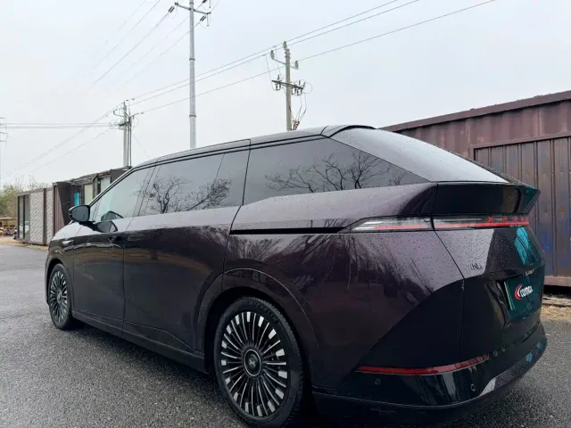 Xpeng X9 — Фото автомобиля 4