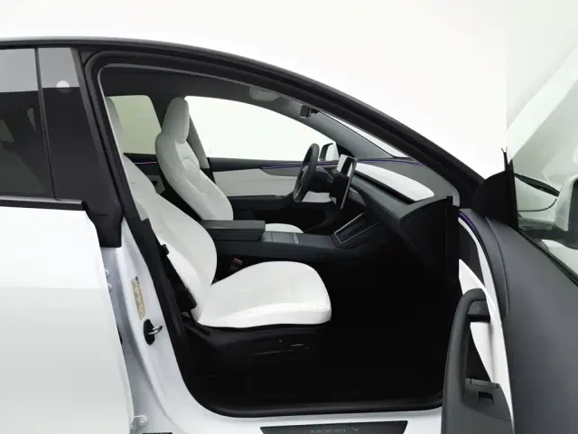 Tesla Model Y — Фото автомобиля 23