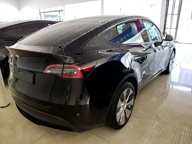 Tesla Model Y — Фото автомобиля 6