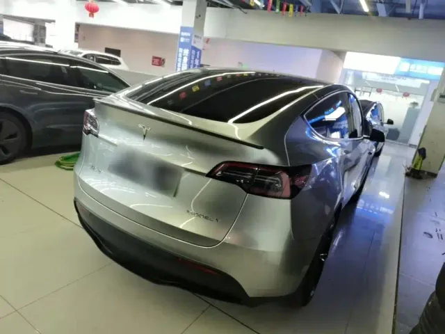 Tesla Model Y — Фото автомобиля 6
