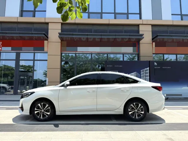 Changan Eado — Фото автомобиля 7