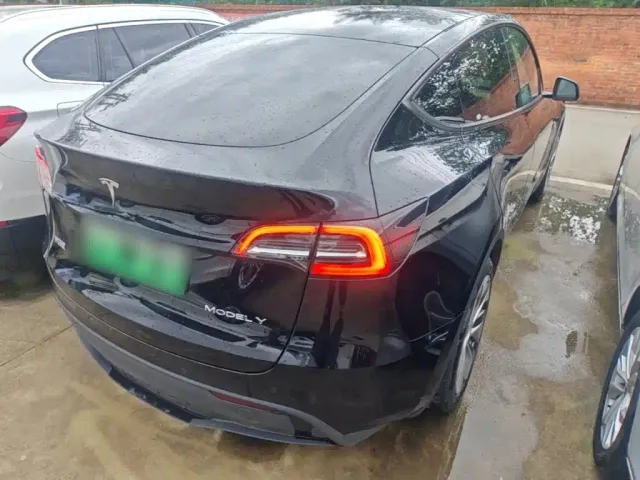 Tesla Model Y — Фото автомобиля 6