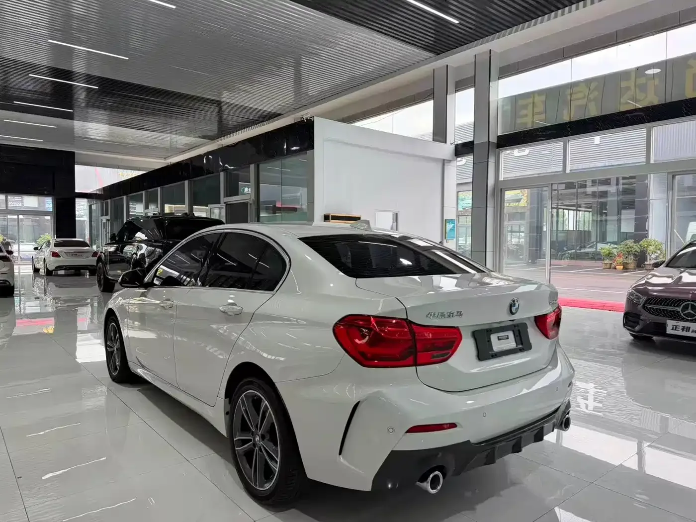 BMW BMW 1 Series 2022 120i M Sport — Фото автомобиля 5
