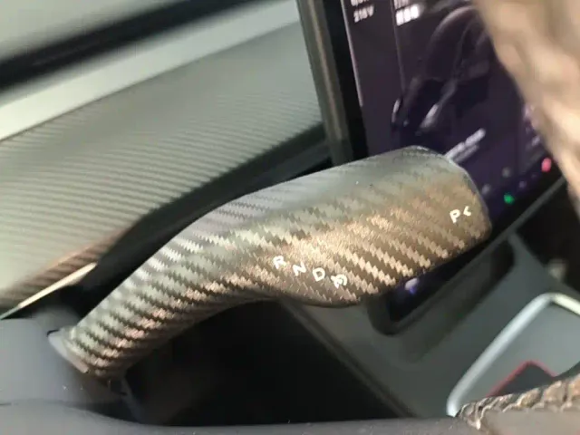 Tesla Model Y — Фото автомобиля 13