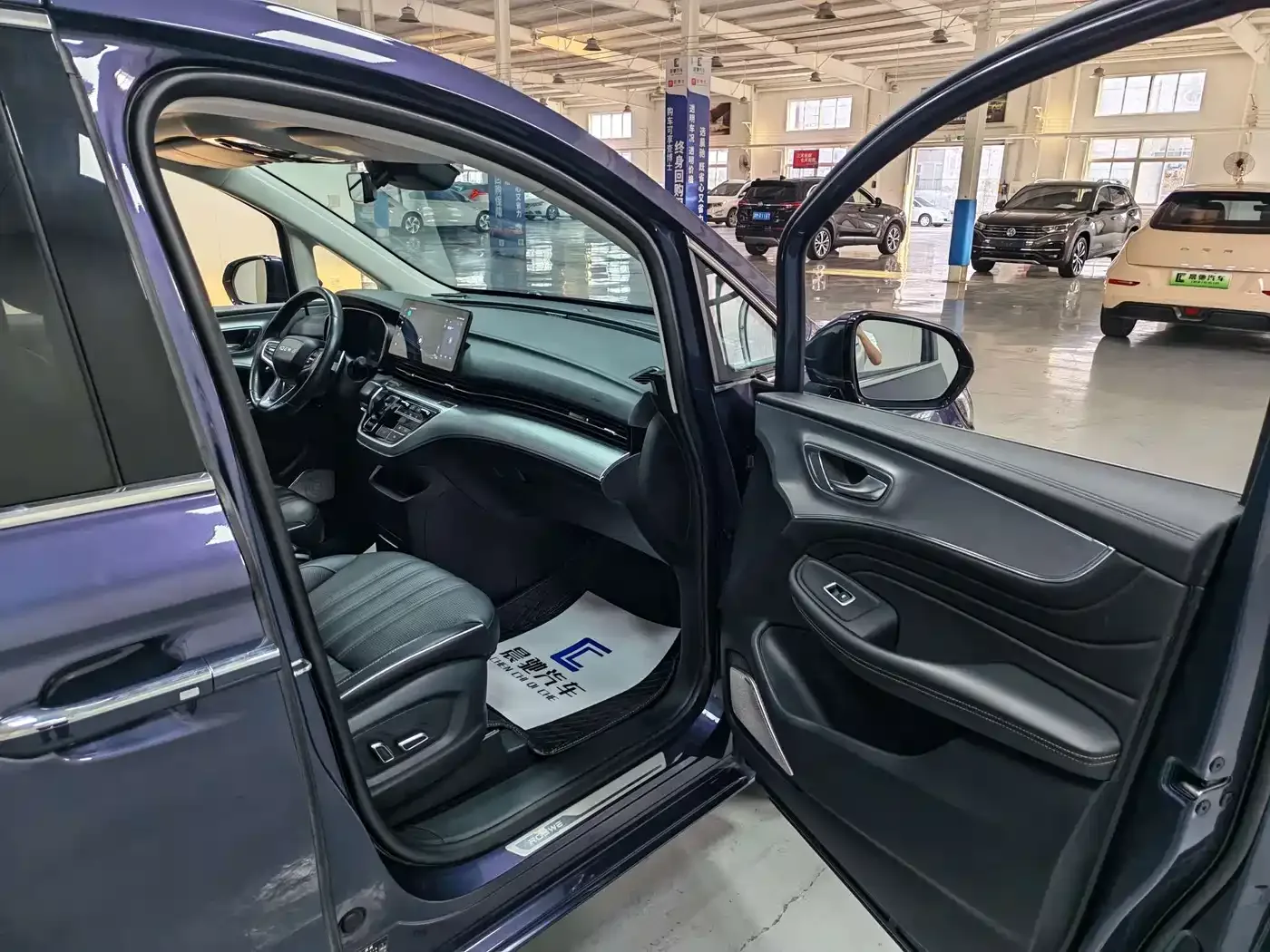 Roewe Roewe iMAX8 2022 400TGI Honor Edition — Фото автомобиля 13