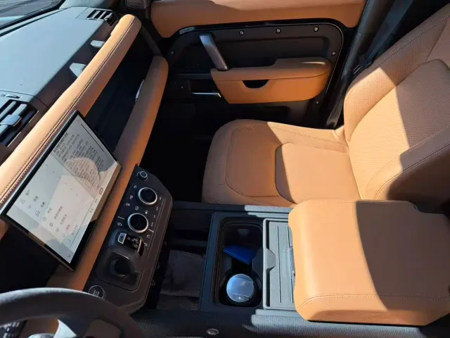 Land Rover Defender — Фото автомобиля 9