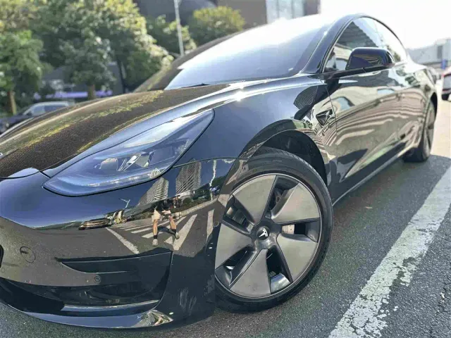 Tesla Model 3 — Фото автомобиля 12