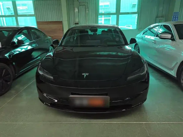Tesla Model 3 — Фото автомобиля 2