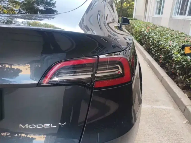 Tesla Model Y — Фото автомобиля 7