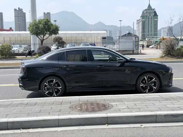 Lynk & Co 03 — Фото автомобиля 16