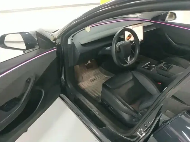 Tesla Model 3 — Фото автомобиля 15