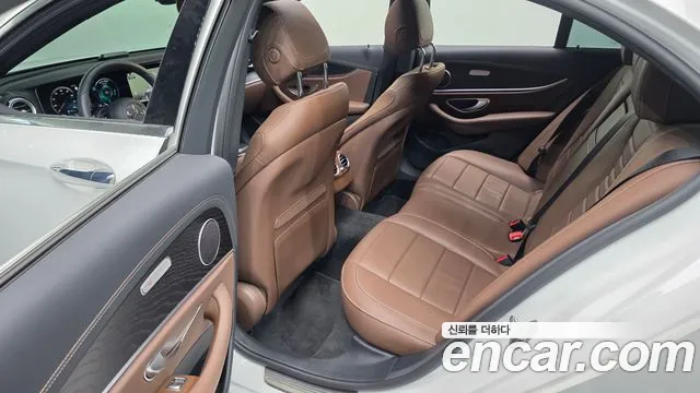 Mercedes-Benz E-Class — Фото автомобиля 12