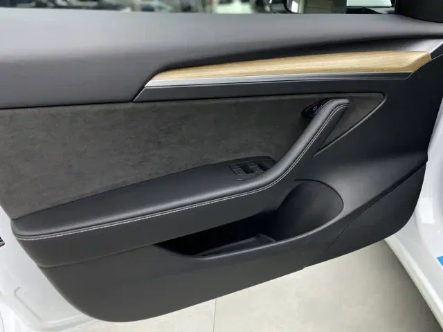 Tesla Model 3 — Фото автомобиля 18
