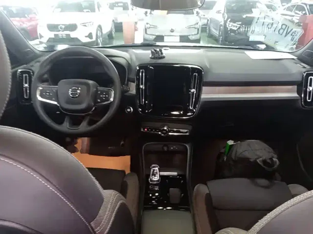 Volvo XC40 — Фото автомобиля 9