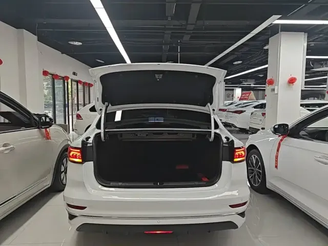 Geely Emgrand — Фото автомобиля 18