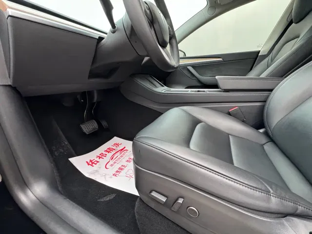 Tesla Model Y — Фото автомобиля 4