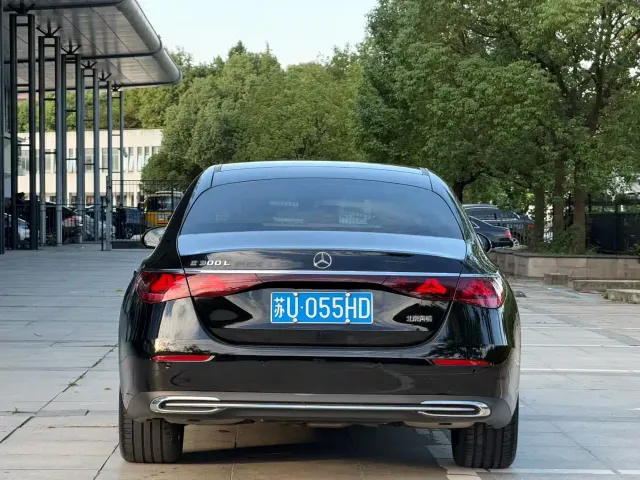 Mercedes-Benz E-Class — Фото автомобиля 4