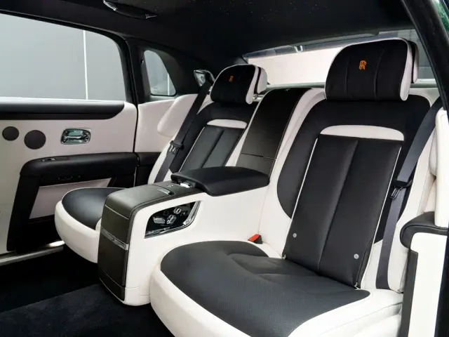 Rolls-Royce Ghost — Фото автомобиля 13