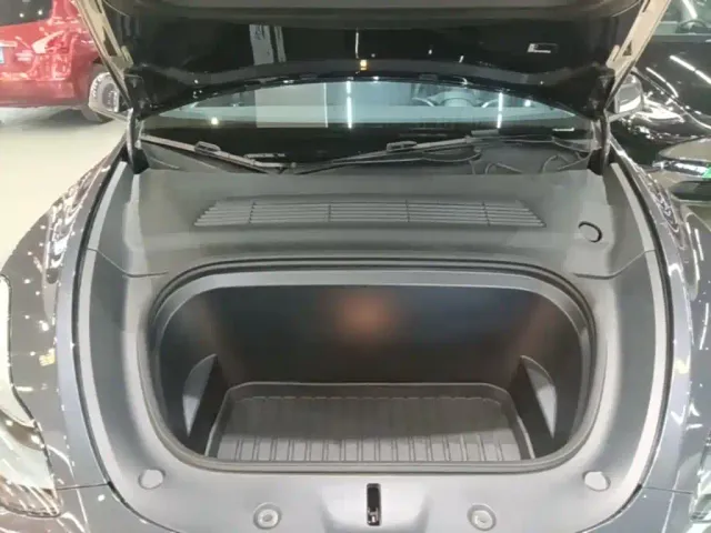 Tesla Model Y — Фото автомобиля 19