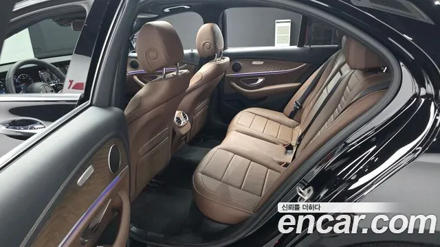 Mercedes-Benz E-Class — Фото автомобиля 12