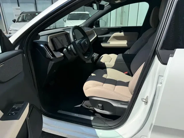 Volvo XC70 Plug-in Hybrid — Фото автомобиля 12