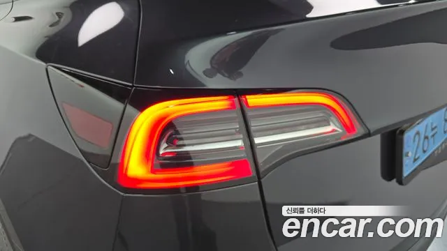 Tesla Model Y — Фото автомобиля 8
