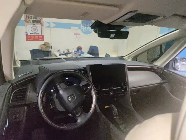Toyota Vellfire — Фото автомобиля 2