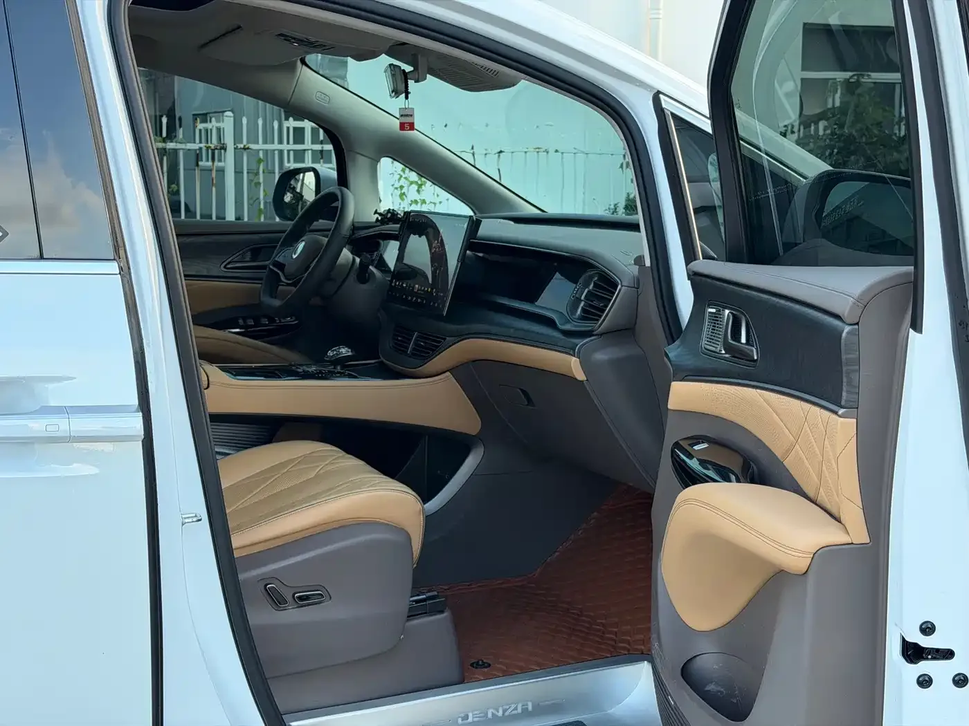 Denza Denza D9 2022 DM-i 1040 Premium — Фото автомобиля 11