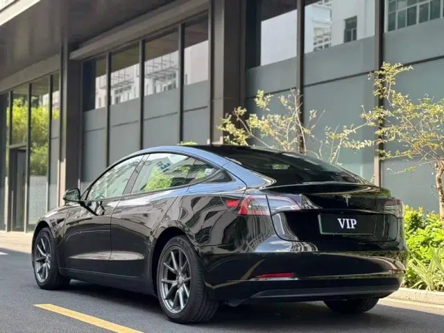 Tesla Model 3 — Фото автомобиля 8